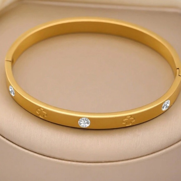 🔥🔥🆕2pc Gold Stainless Steel Elegant Four Leaf Clover Bracelet Set - Picture 3 of 5